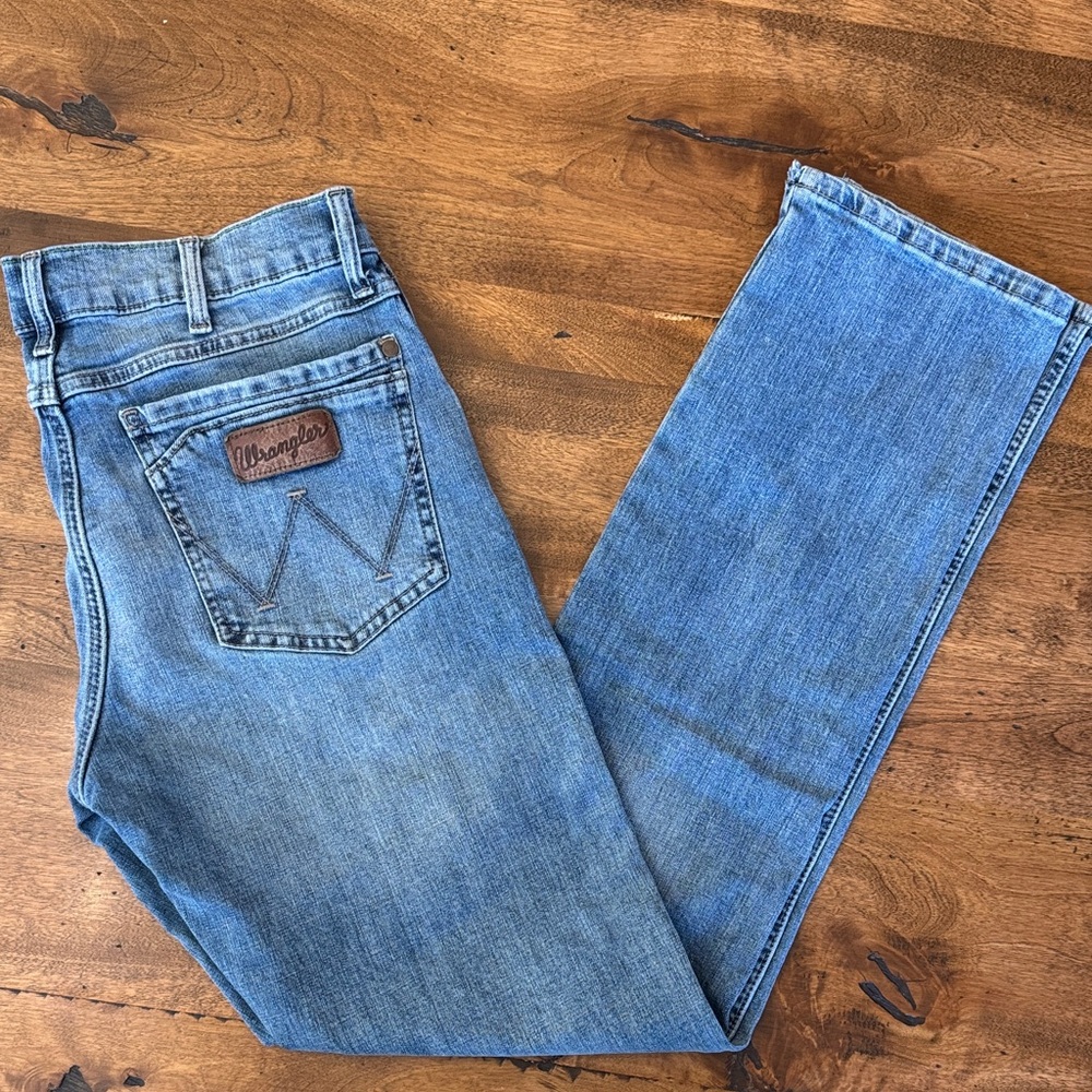 Wrangler Men's Light Blue slim Straight Jeans 30/34